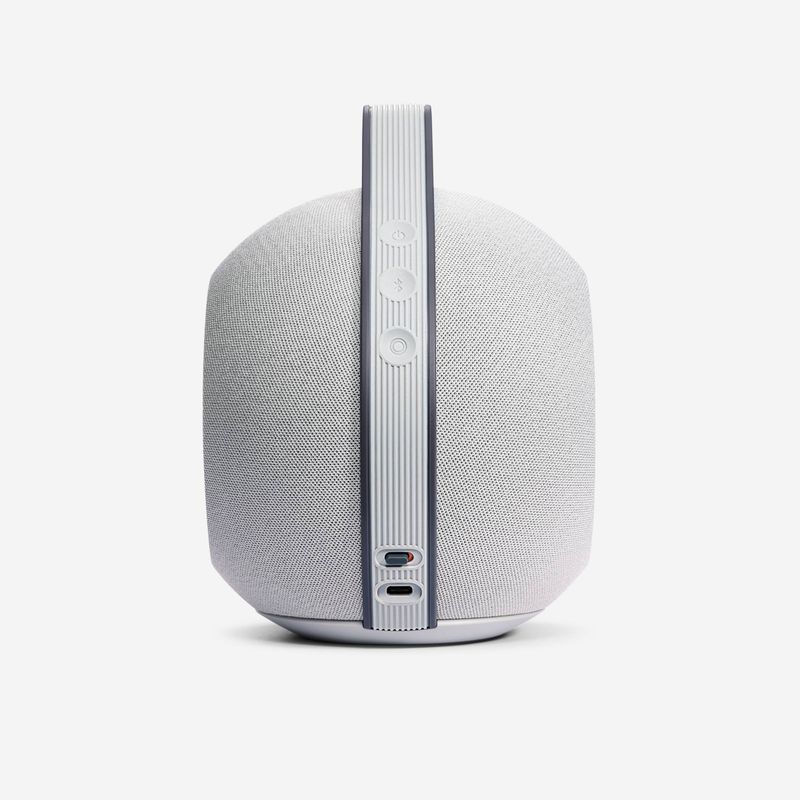 Devialet Mania med ladestasjon.