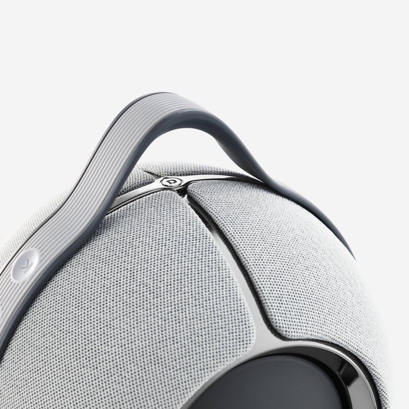 Devialet Mania med ladestasjon.