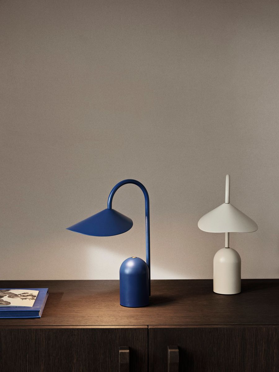 Ferm Living Arum Oppladbar Bordlampe, Cashmere